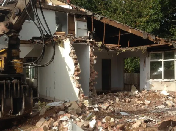 Forjado antiguo expuesto durante una reparación estructural en Murcia