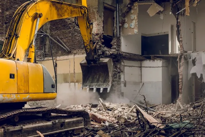 Demolición interior en una vivienda, una de las fases más ruidosas de una obra en un piso