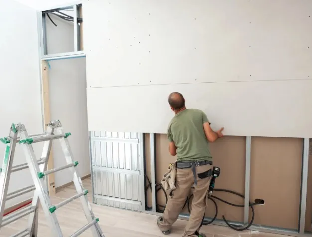 Montaje de panel de pladur en trasdosado de pared en Murcia