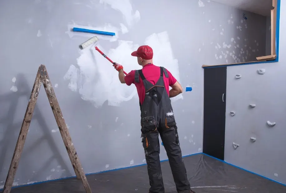 Pintado de pared de pladur tras el tratamiento de juntas en una vivienda de Murcia